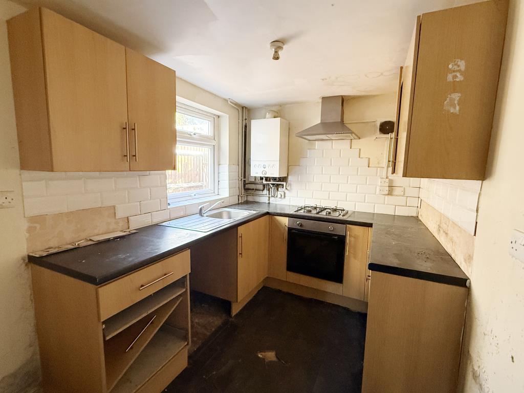 Lot: 27 - HOUSE IN NEED OF MODERNISATION - Kitchen in house in need of refurbishment